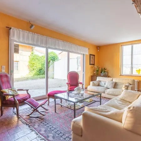 Les Oiseaux_a Avec Piscine Chauffee Holiday home *